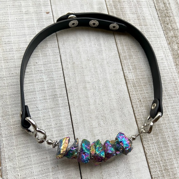 Druzy quartz choker . Rainbow iridescent druzy crystal quartz leather choker - Picture 10 of 12